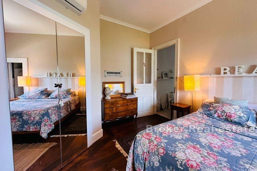 Semi-detached house, first row to the sea