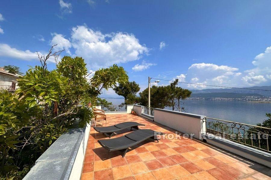 Semi-detached house, first row to the sea