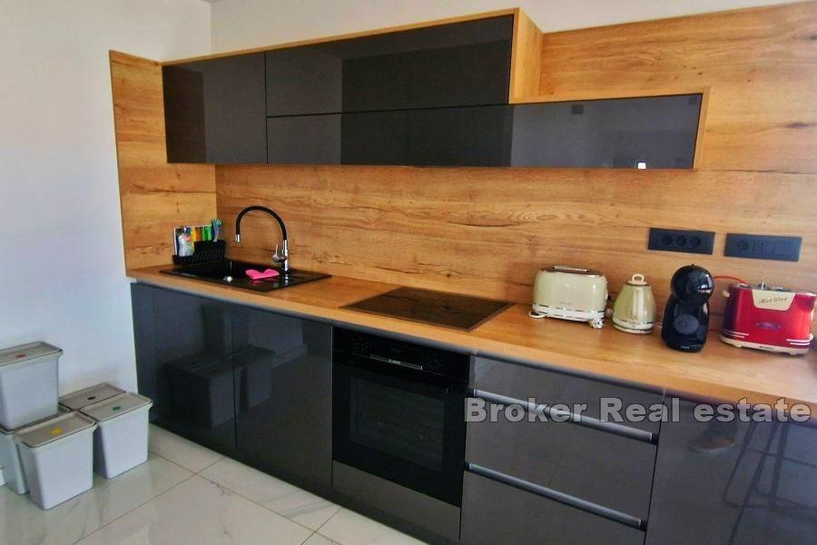 Nowoczesny apartament z dwiema sypialniami i widokiem na morze