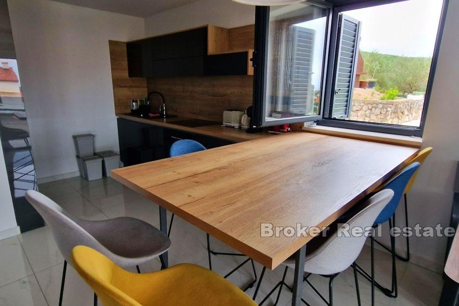 Nowoczesny apartament z dwiema sypialniami i widokiem na morze