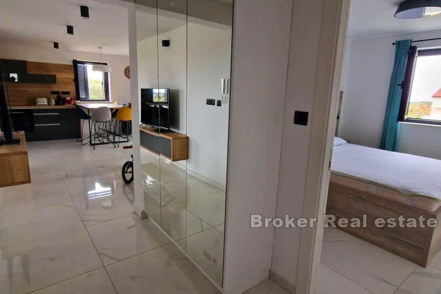 Nowoczesny apartament z dwiema sypialniami i widokiem na morze