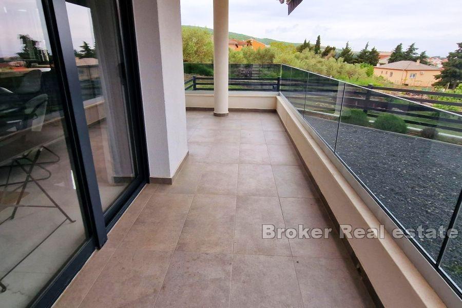 Nowoczesny apartament z dwiema sypialniami i widokiem na morze