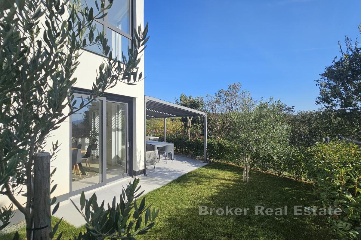 Duplex-leilighet med hage