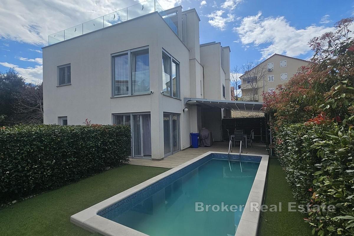 Appartamento su tre piani con piscina e terrazza panoramica
