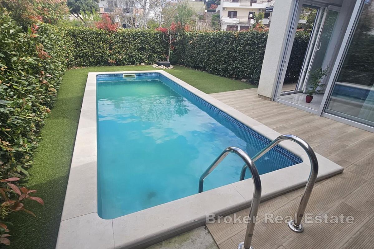 Appartamento su tre piani con piscina e terrazza panoramica