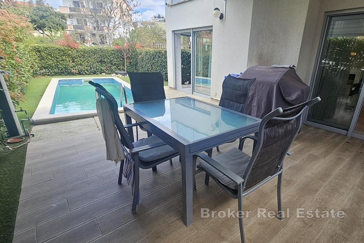 Appartamento su tre piani con piscina e terrazza panoramica