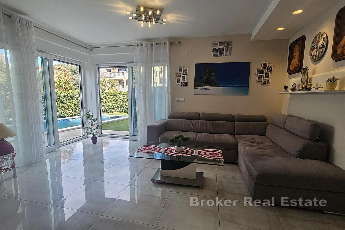 Appartamento su tre piani con piscina e terrazza panoramica