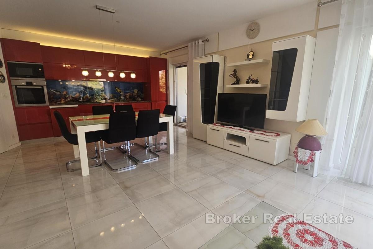 Treetasjes leilighet med svømmebasseng og takterrasse