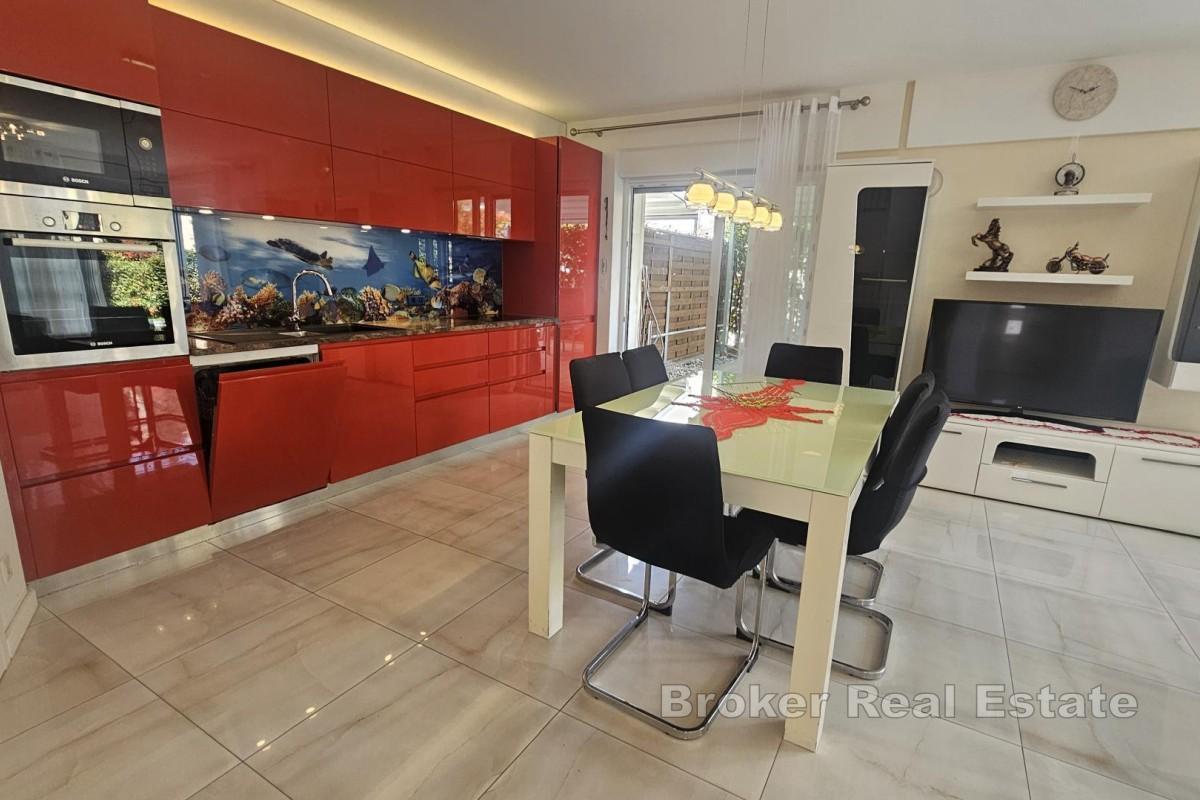 Трёхэтажная квартира с бассейном и террасой на крыше