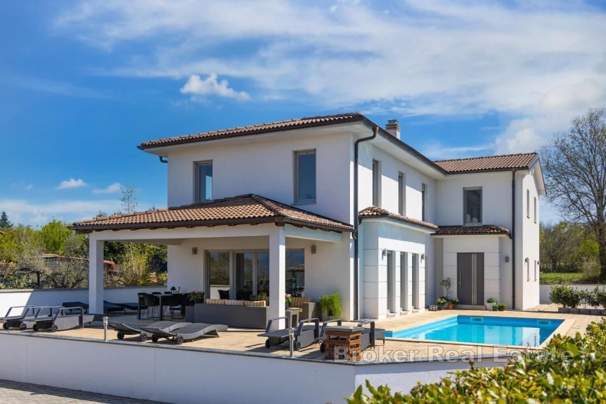 Modernt hus med pool