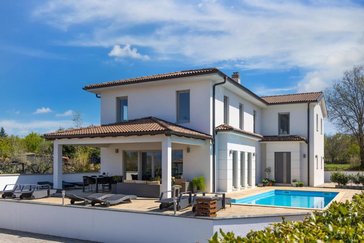 Modernes Haus mit Pool