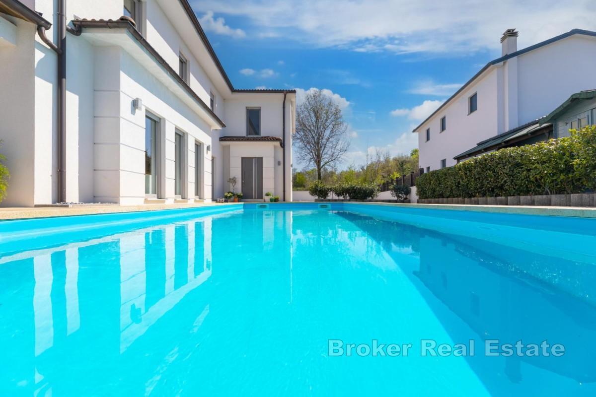 Modernt hus med pool