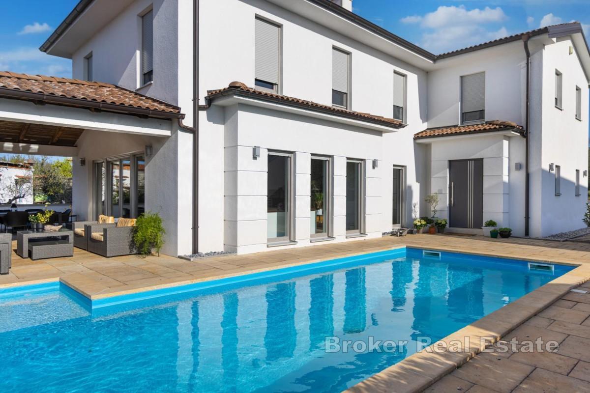 Modernt hus med pool