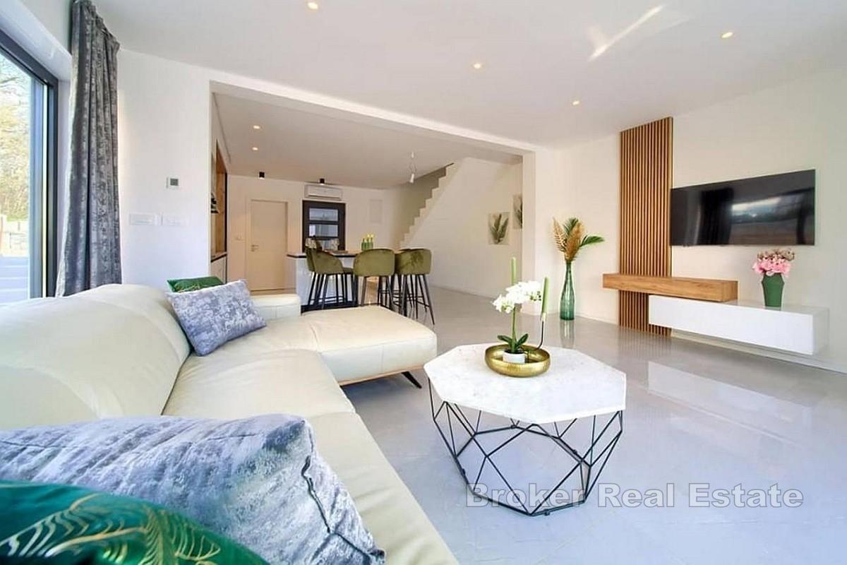 Moderan dvoetažni apartman s bazenom