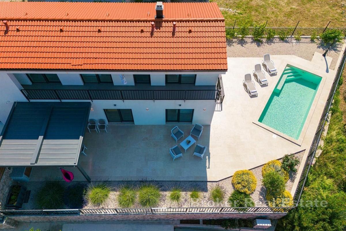 Villa bifamiliare con piscina e vista mare