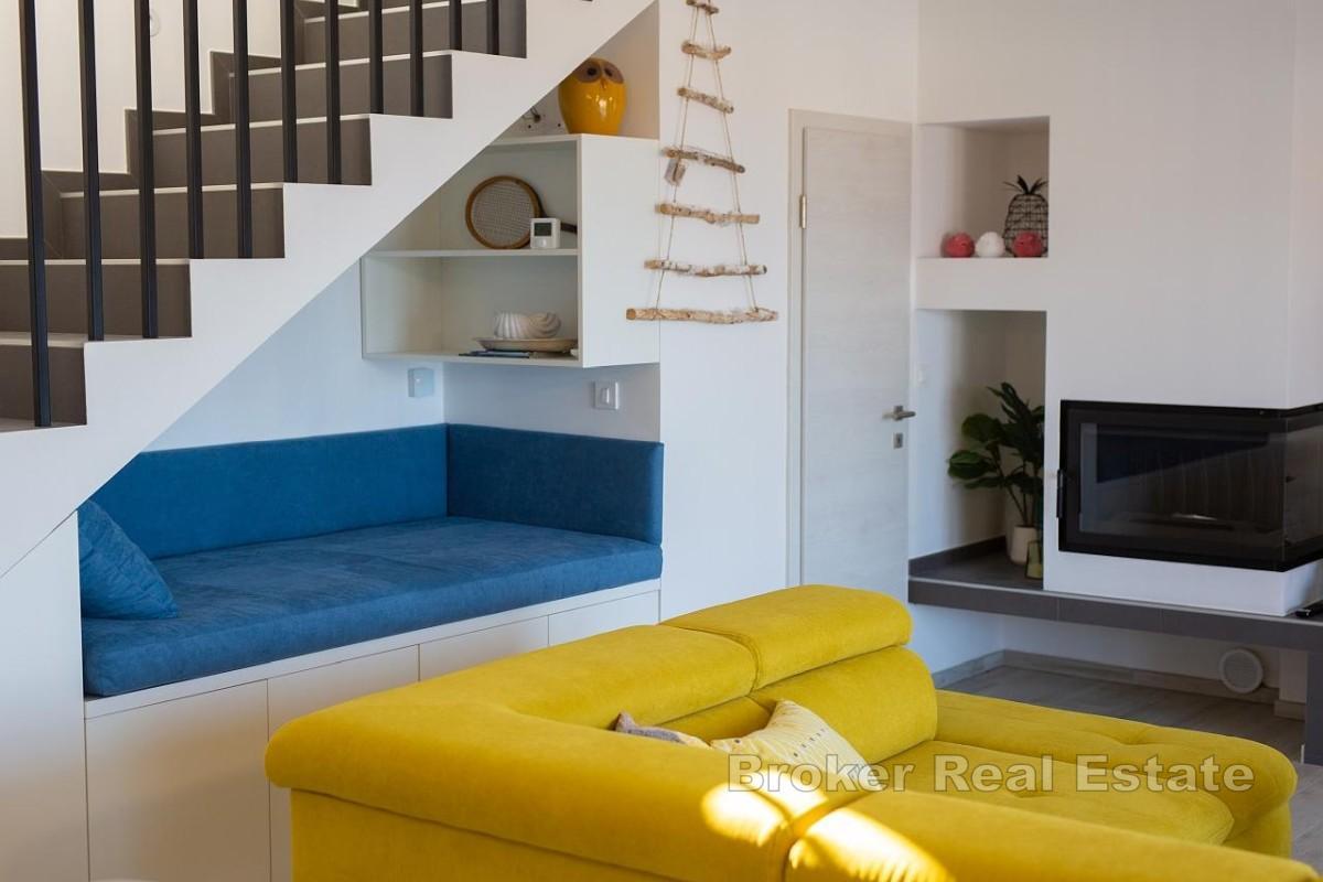 Villa bifamiliare con piscina e vista mare