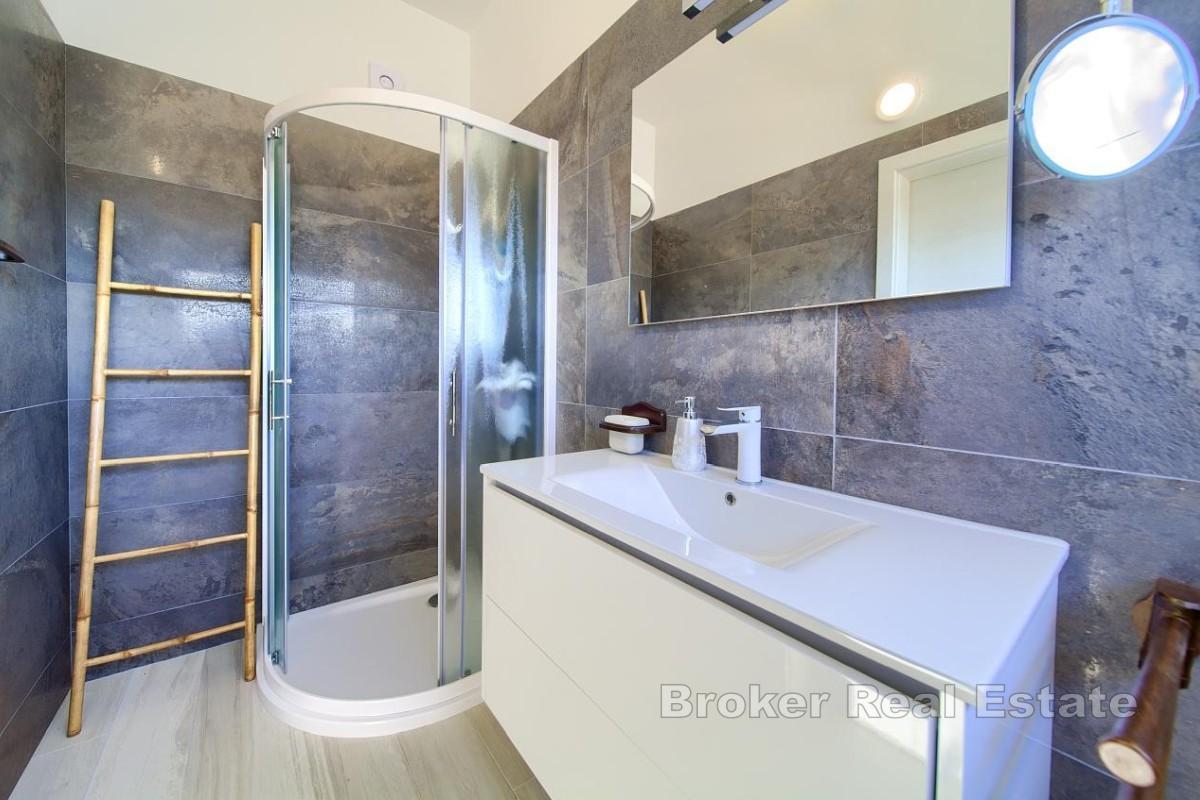 Villa bifamiliare con piscina e vista mare