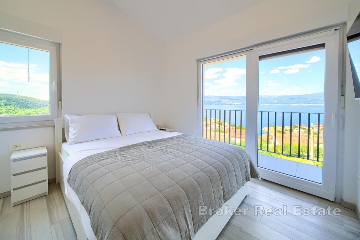 Villa bifamiliare con piscina e vista mare