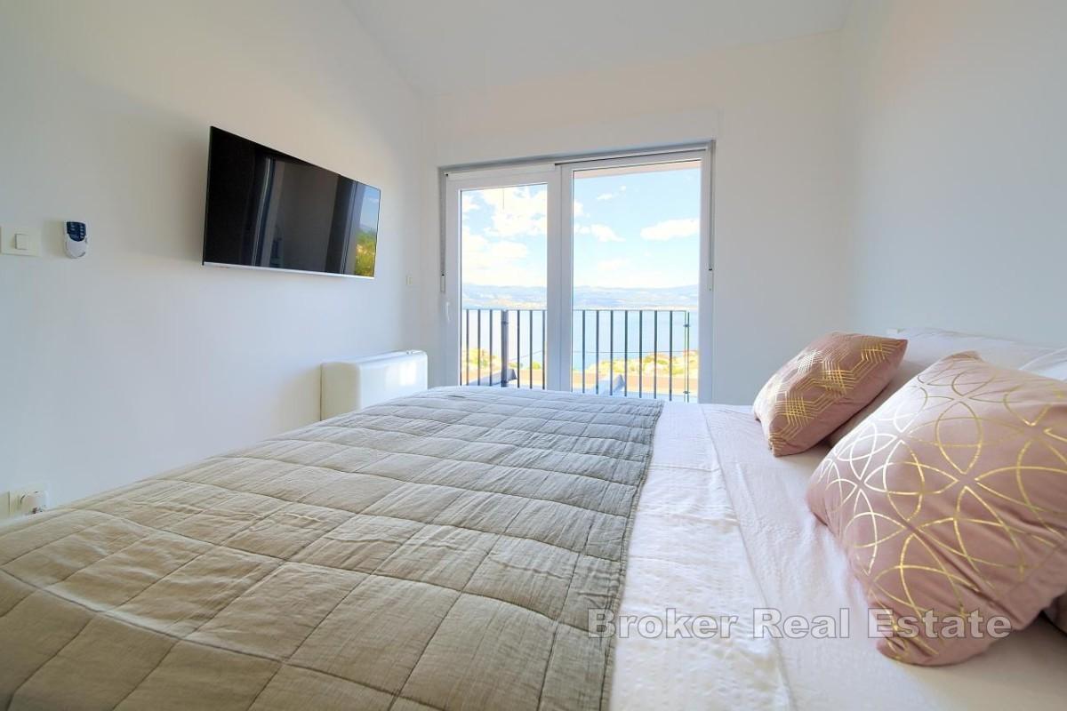 Villa bifamiliare con piscina e vista mare