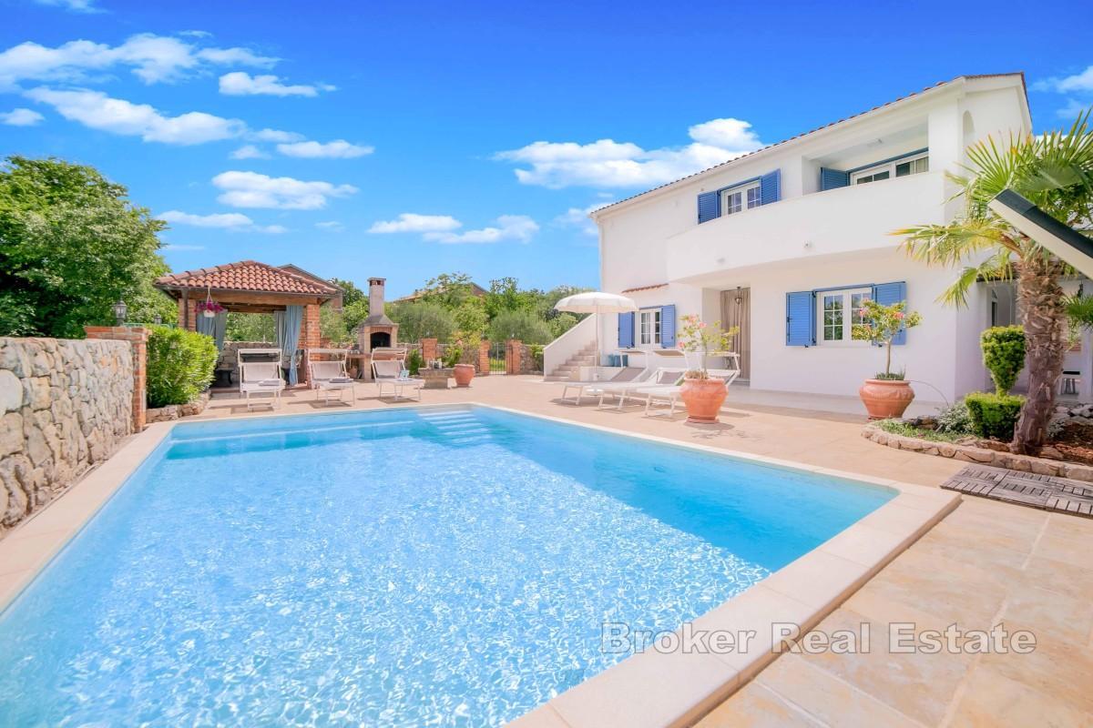 Casa con piscina e giardino vicino al mare