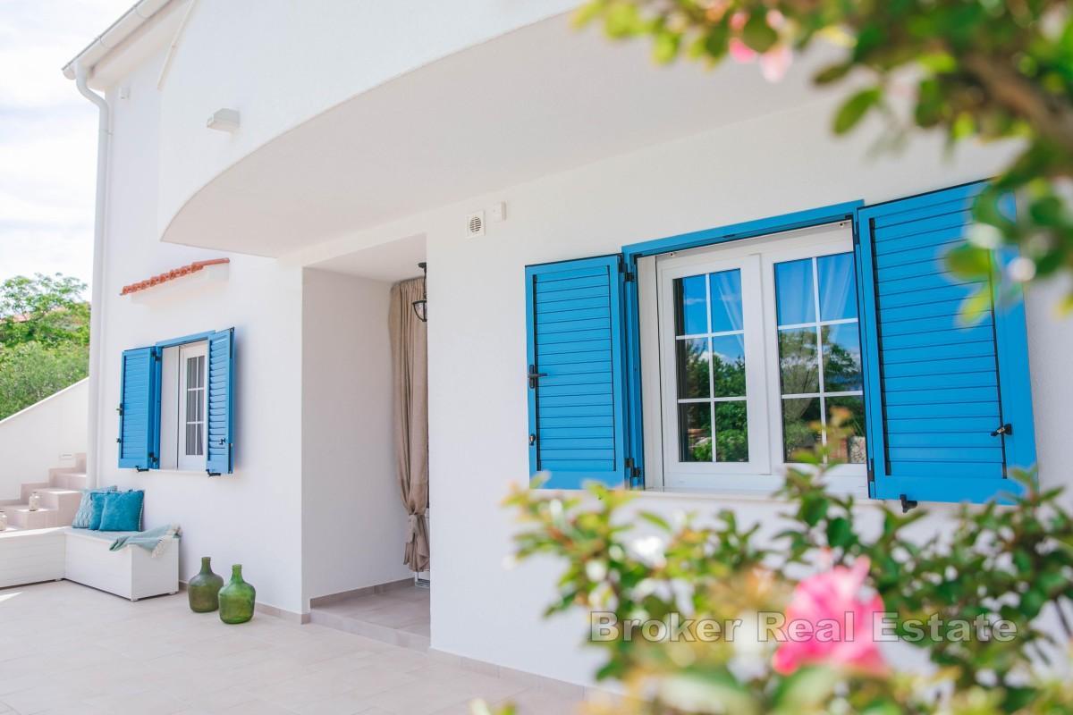 Casa con piscina e giardino vicino al mare