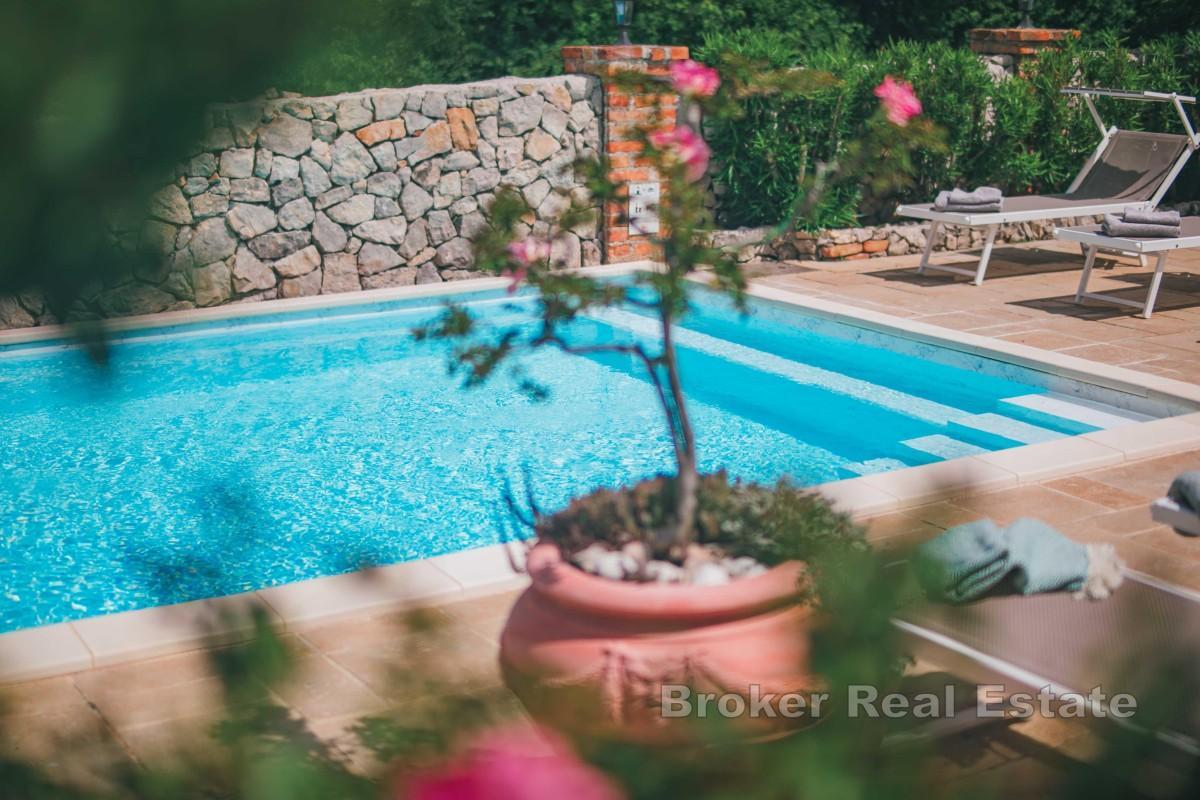 Casa con piscina e giardino vicino al mare