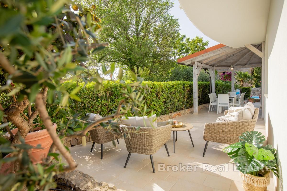 Casa con piscina e giardino vicino al mare