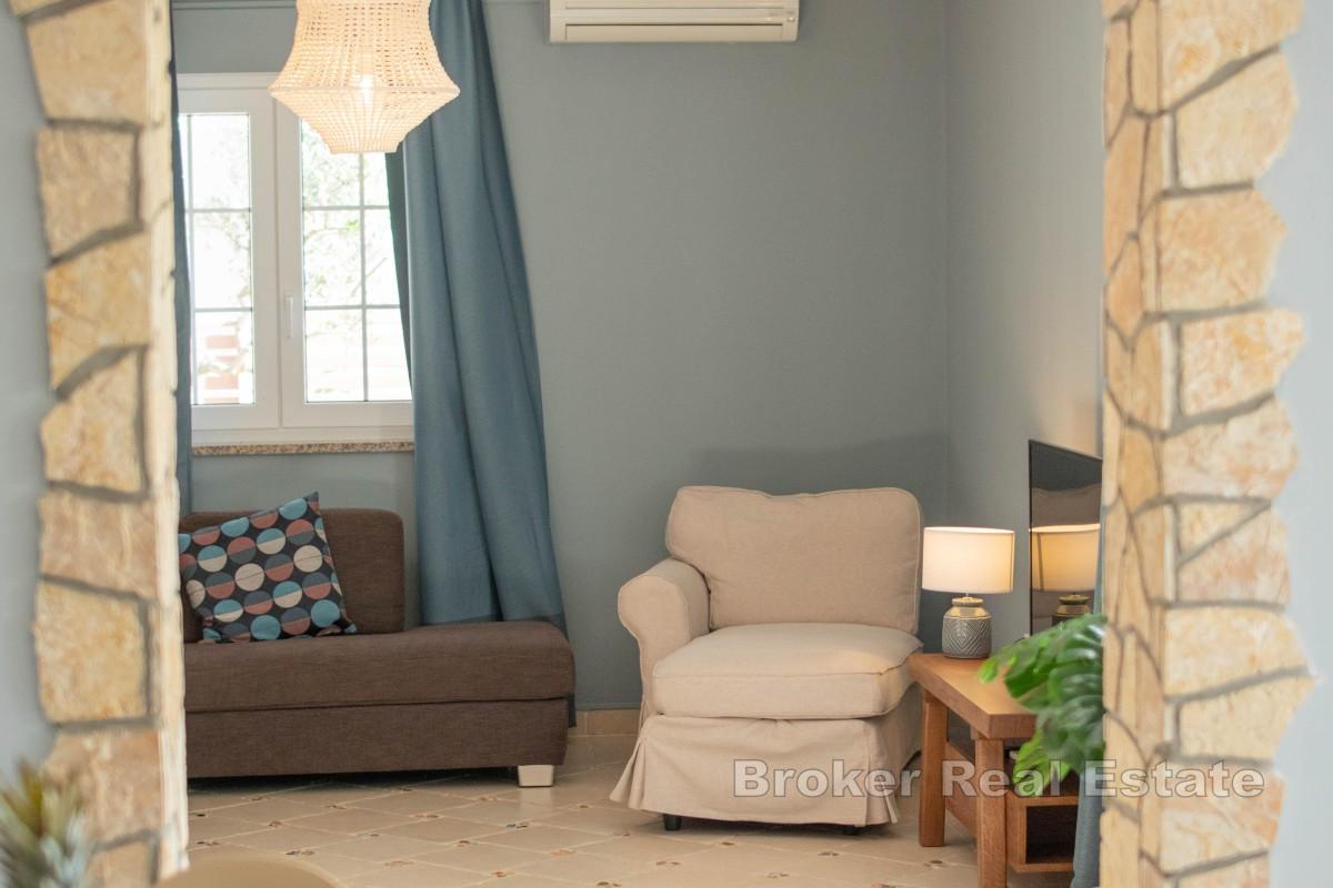 Dům s bazénem a zahradou v blízkosti moře