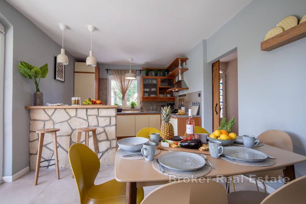 Dům s bazénem a zahradou v blízkosti moře