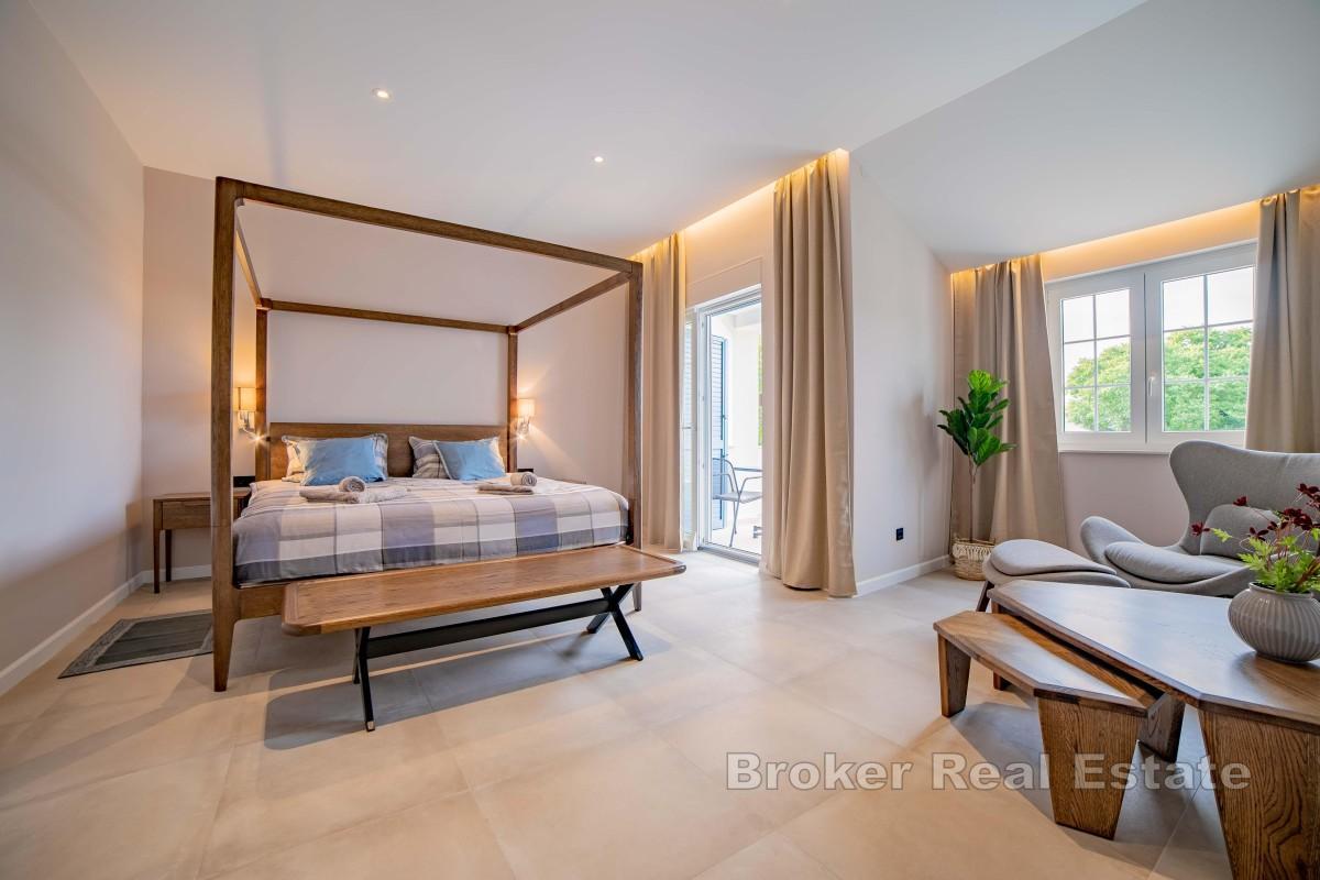 Dům s bazénem a zahradou v blízkosti moře