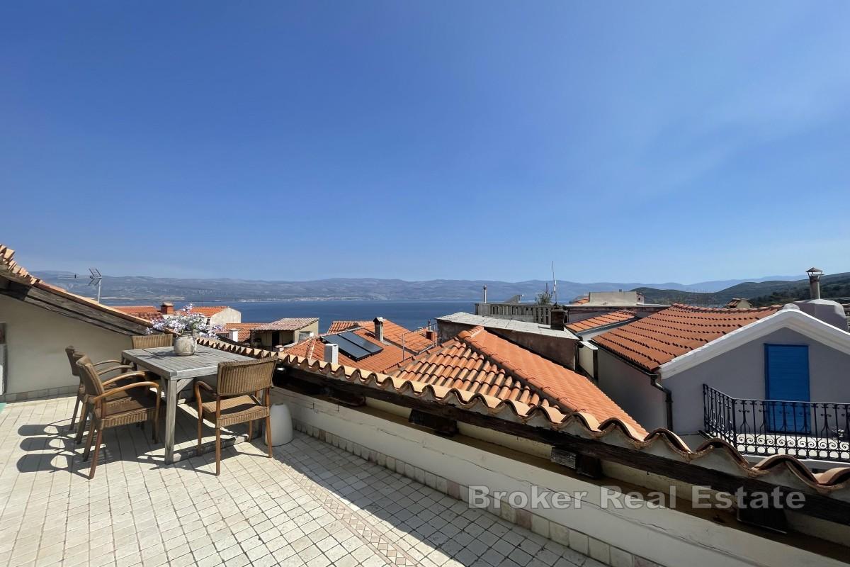 Kamenný dům v centru s výhledem na moře