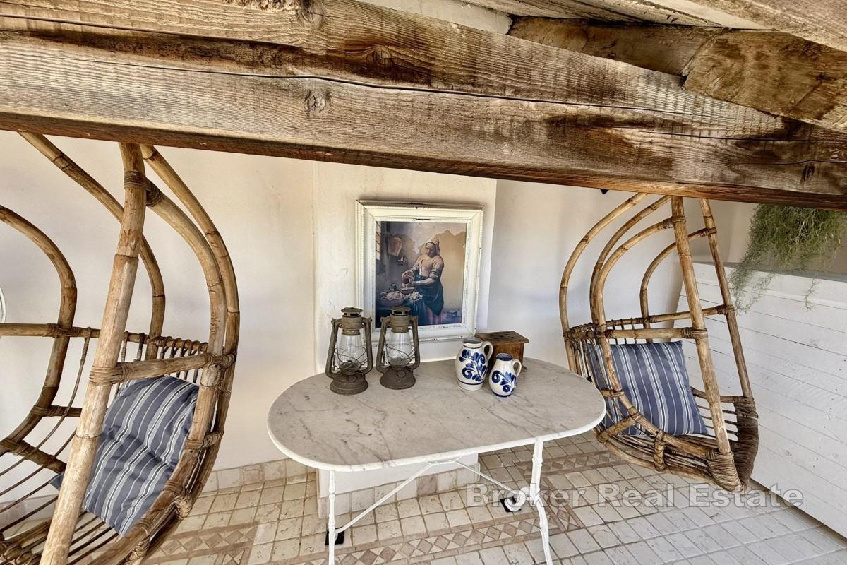 Kamenný dům v centru s výhledem na moře