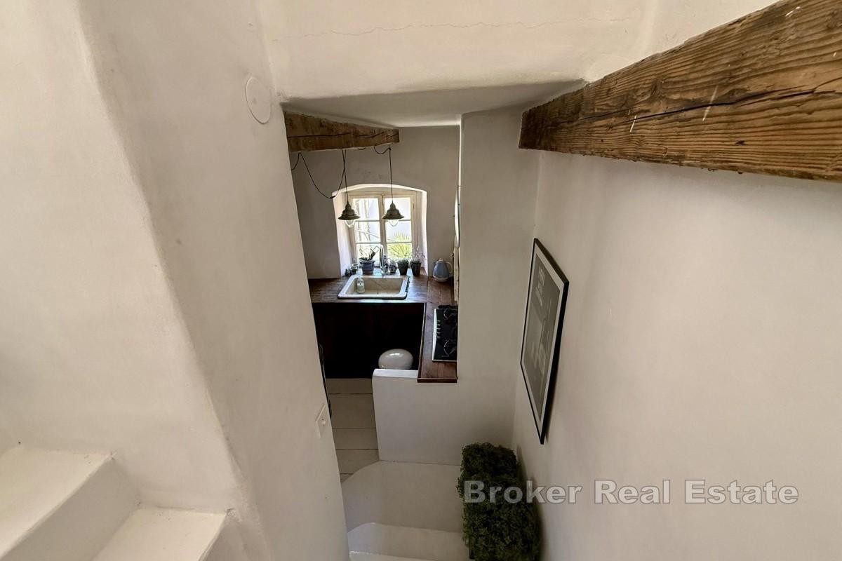 Kamenný dům v centru s výhledem na moře