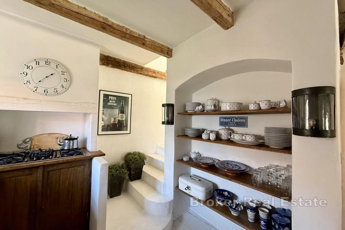 Kamenný dům v centru s výhledem na moře