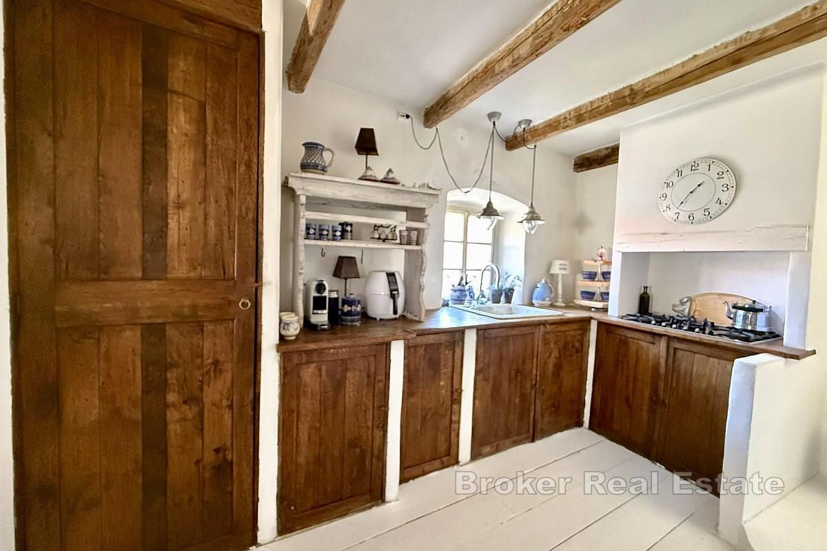 Kamena kuća u centru s pogledom na more