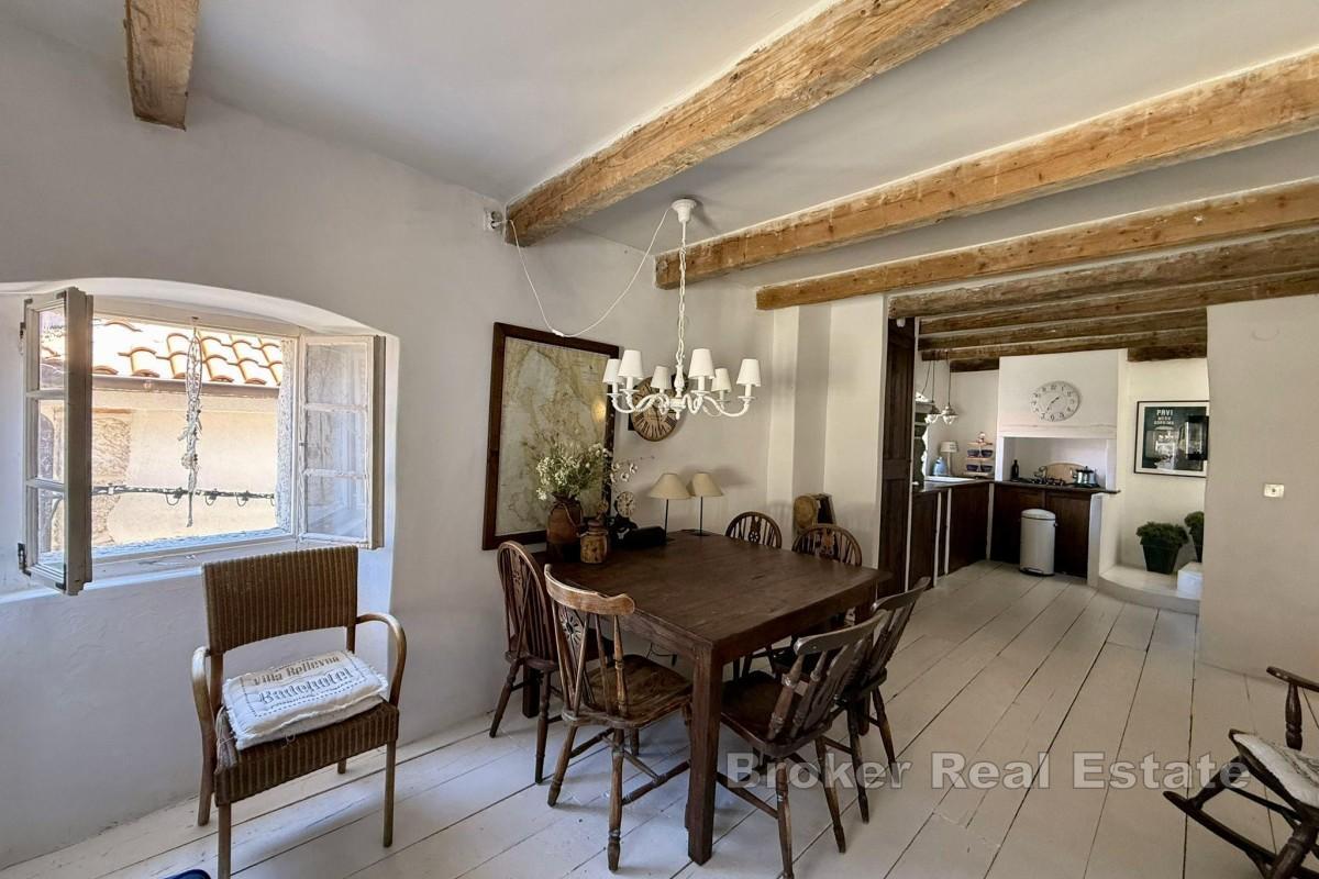 Kamenný dům v centru s výhledem na moře