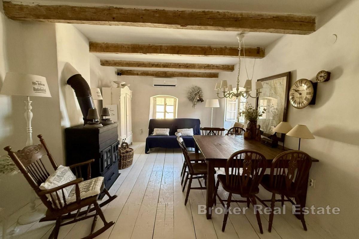 Kamenný dům v centru s výhledem na moře