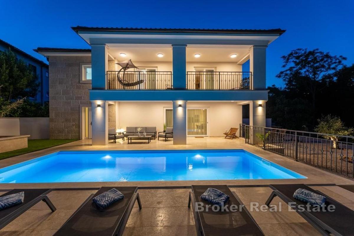 Villa mit Pool in Meeresnähe