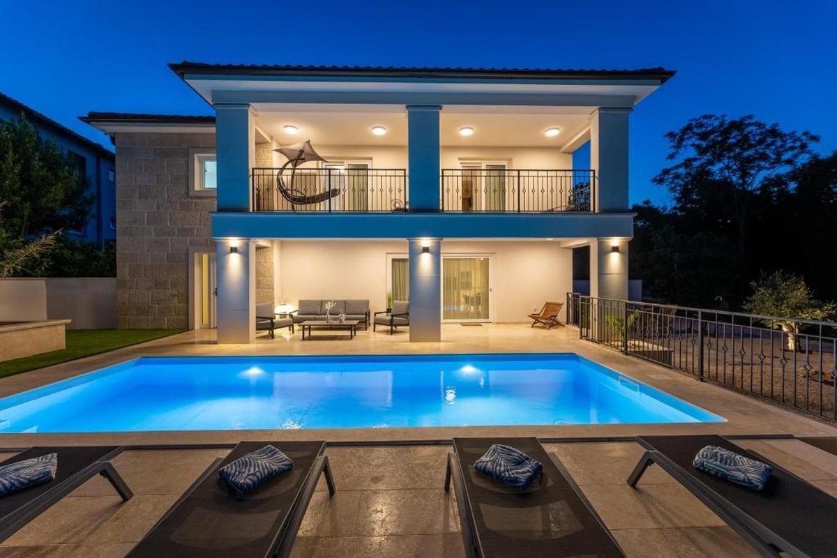 Villa con piscina vicino al mare