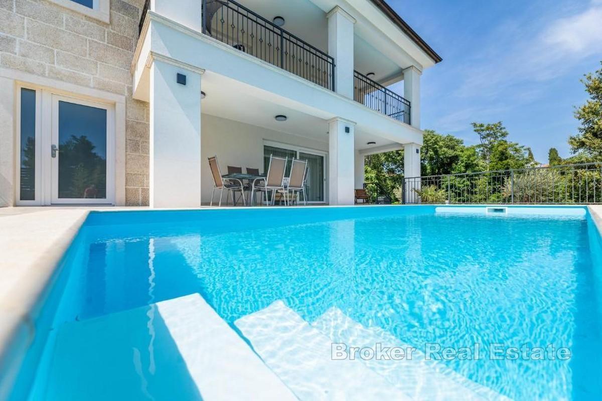 Villa con piscina vicino al mare