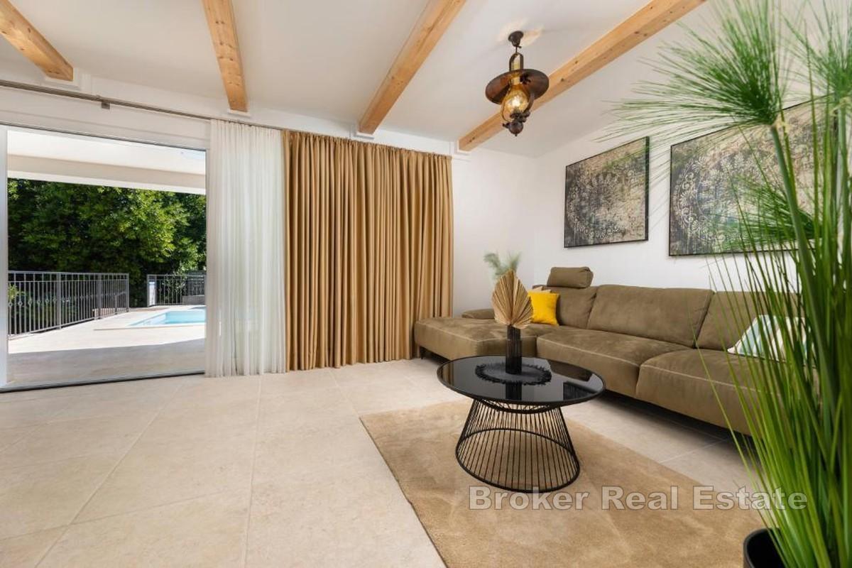 Vila s bazénem v blízkosti moře