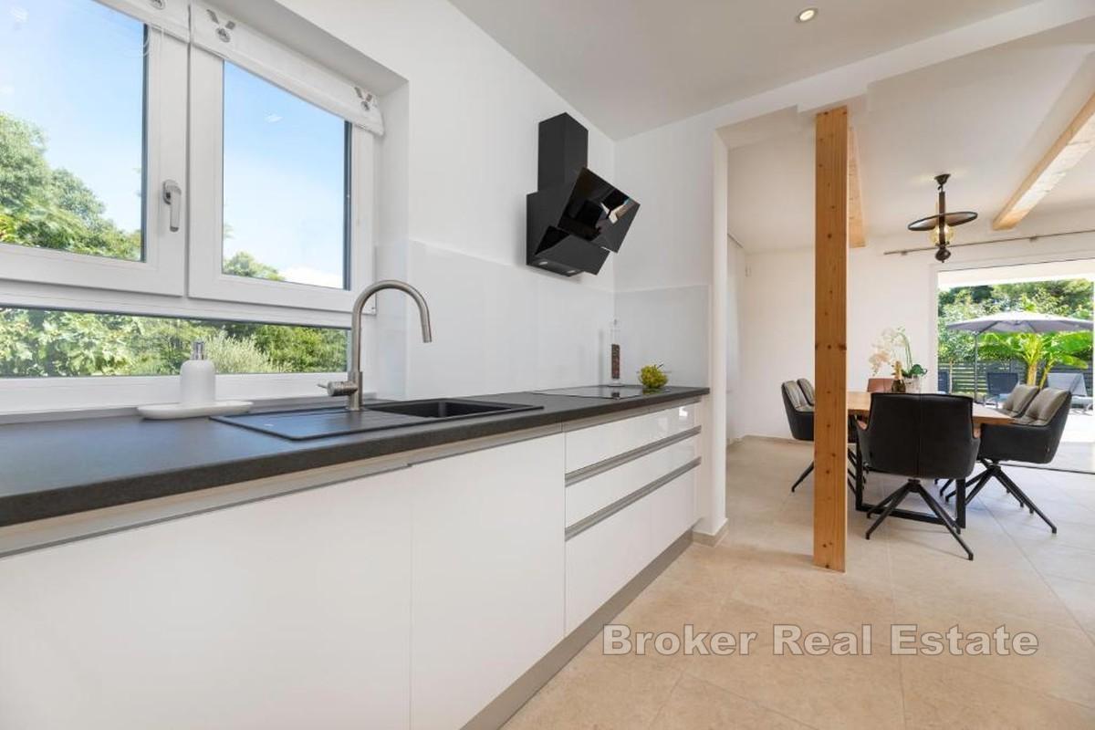 Willa z basenem w pobliżu morza