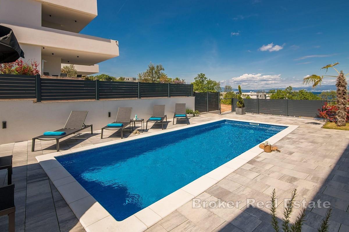 Luxuriöse Drei-Zimmer-Wohnung mit Pool und Garten