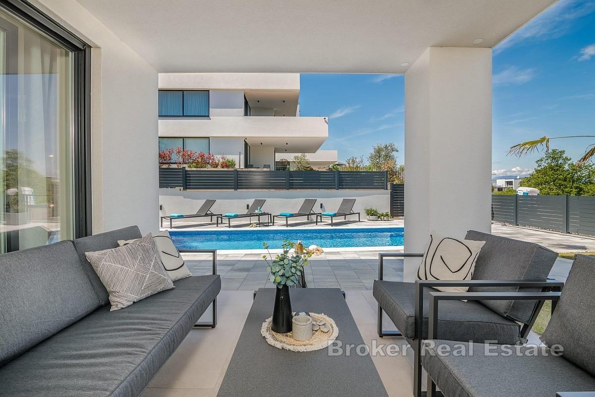 Luksusowy apartament z trzema sypialniami, basenem i ogrodem