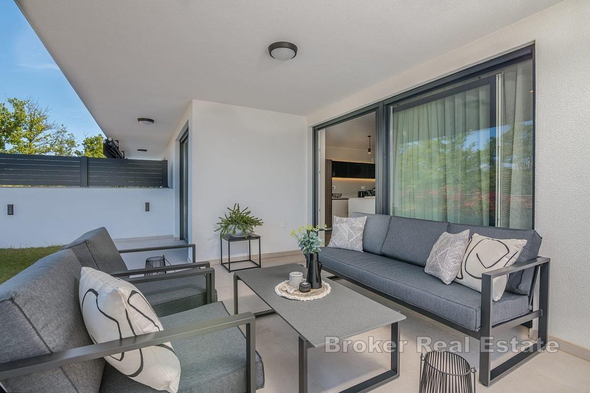 Luxuriöse Drei-Zimmer-Wohnung mit Pool und Garten