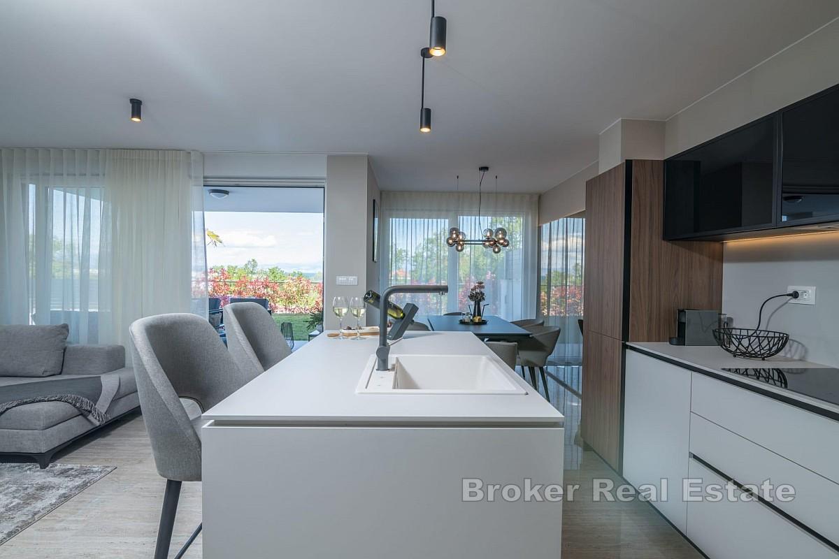 Luxuriöse Drei-Zimmer-Wohnung mit Pool und Garten