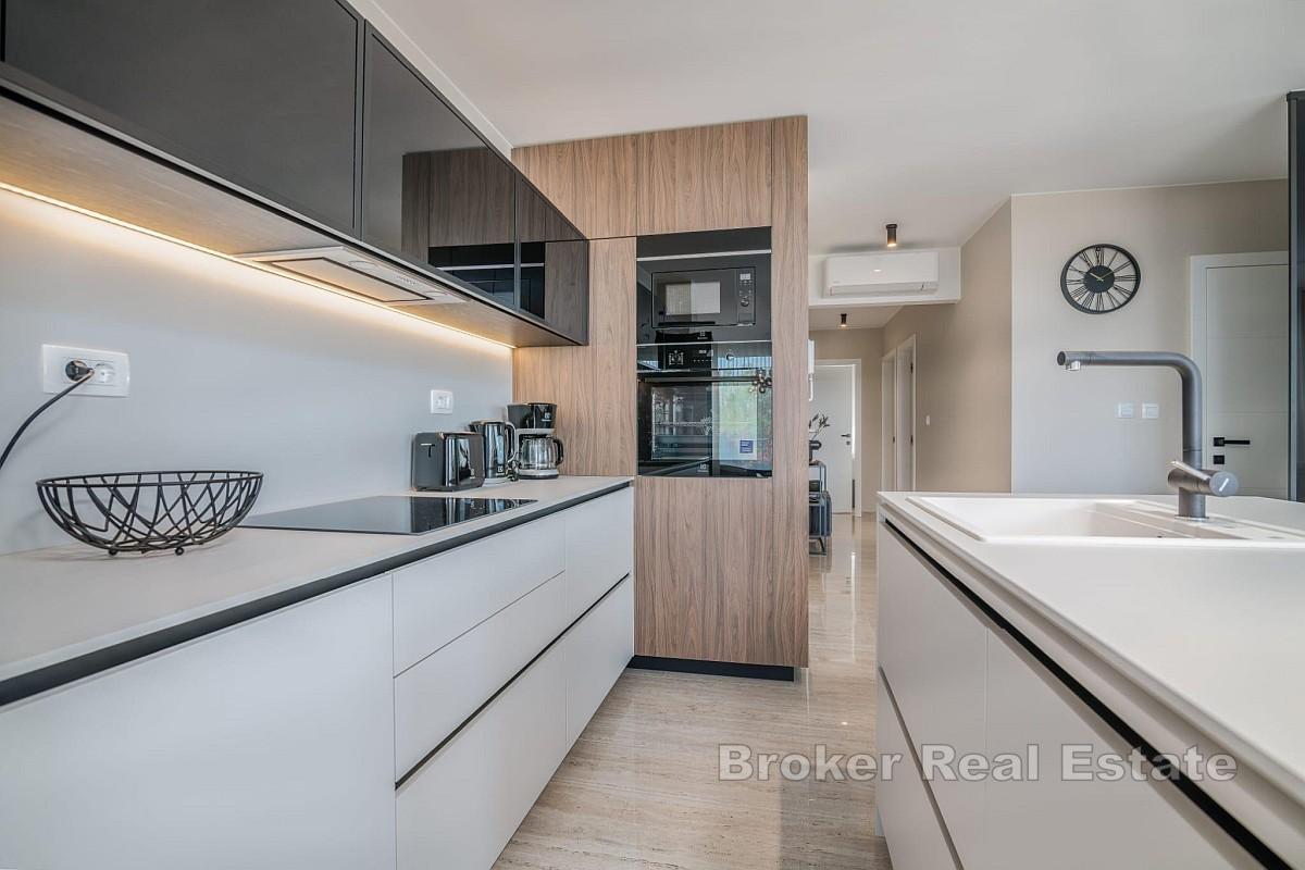 Luxuriöse Drei-Zimmer-Wohnung mit Pool und Garten