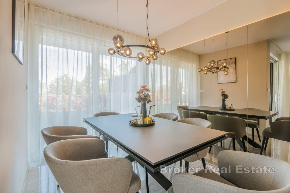 Appartement de luxe de trois chambres avec piscine et jardin