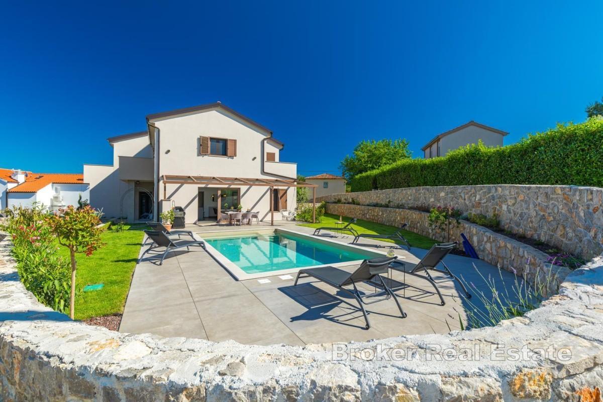 Moderna casa bifamiliare con piscina