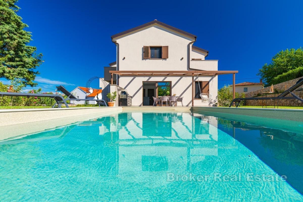 Moderna casa bifamiliare con piscina